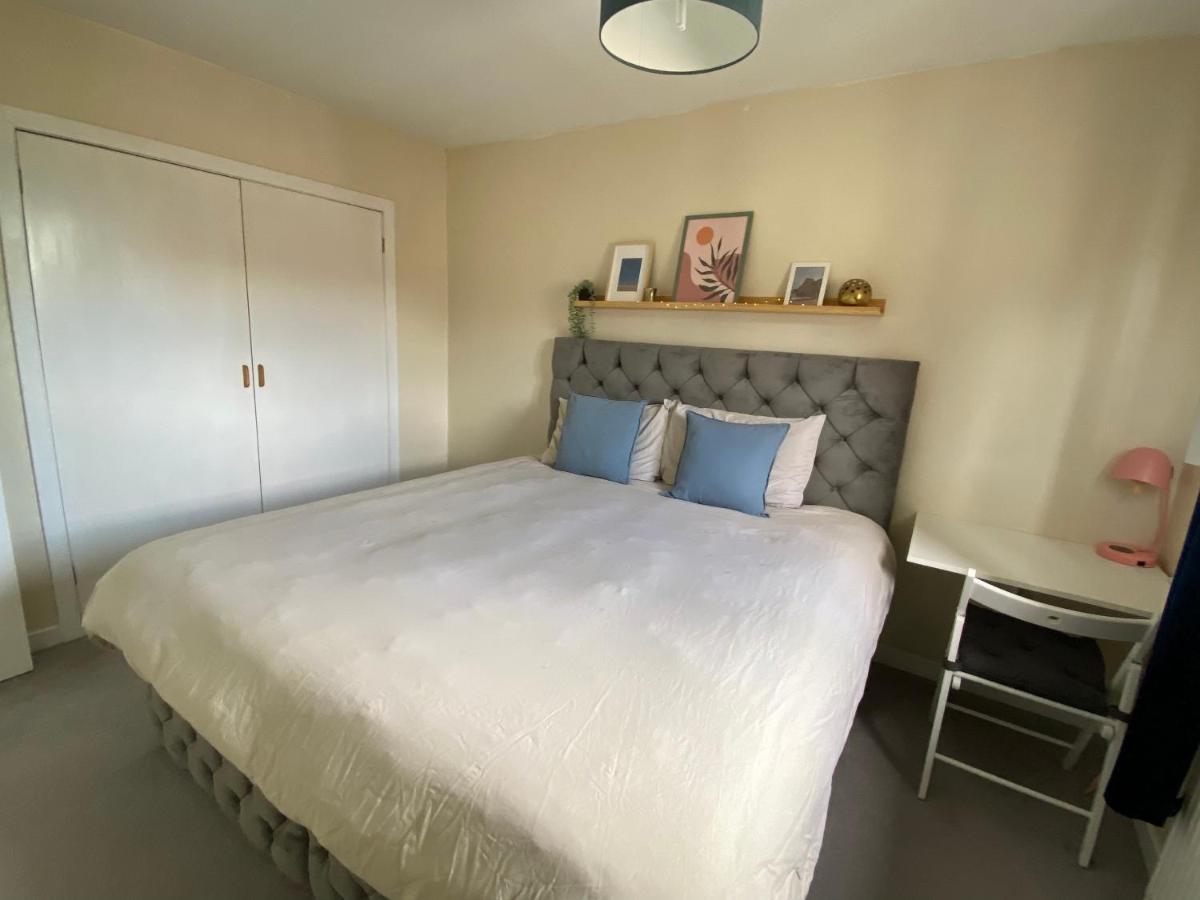 Cozy Bedroom In Shared Accommodation With Free Parking เอดินบะระ ภายนอก รูปภาพ