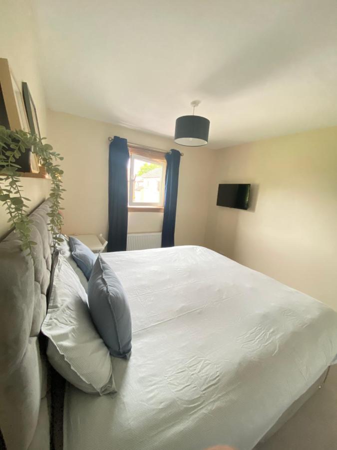 Cozy Bedroom In Shared Accommodation With Free Parking เอดินบะระ ภายนอก รูปภาพ