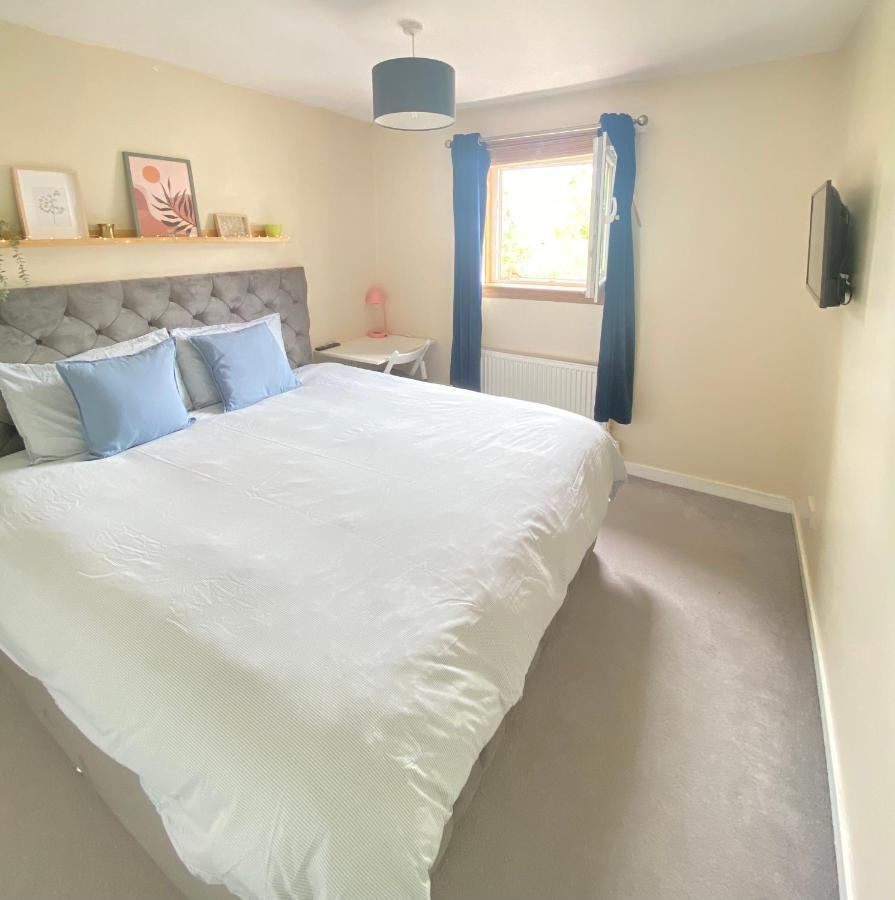 Cozy Bedroom In Shared Accommodation With Free Parking เอดินบะระ ภายนอก รูปภาพ